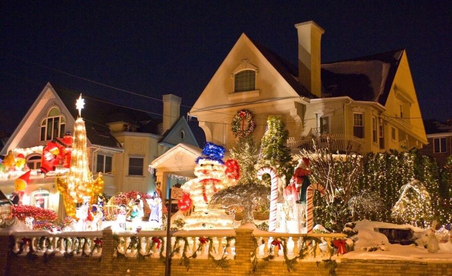 From Manhattan: 4-Hour Christmas Lights Luxury Bus Tour - Why Dyker Heights Is Worth the Trip