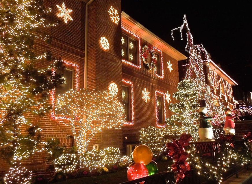 From Manhattan: 4-Hour Christmas Lights Luxury Bus Tour - Manhattan Sights From Lower Manhattan to the West Village