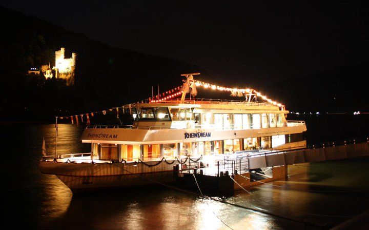 From Rüdesheim: 2-hour Christmas Boat Tour on the Rhine - A Christmas cruise with the Rhine as the backdrop
