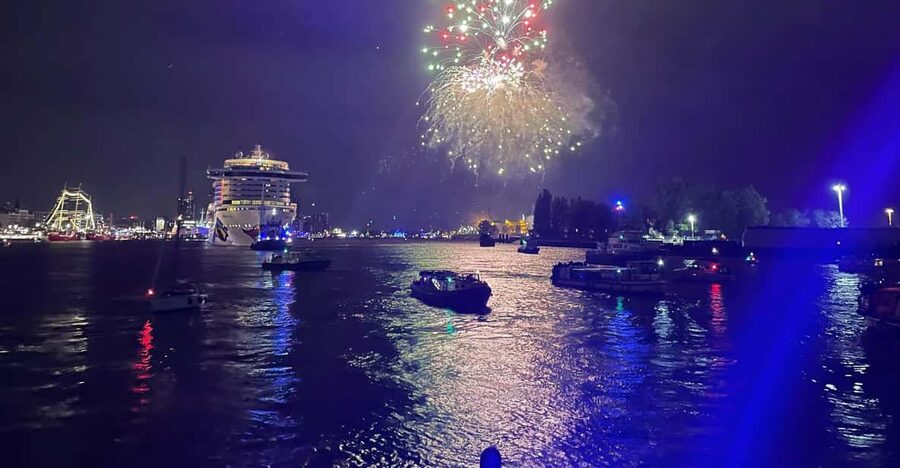 Hamburg: New Years Eve Harbour Cruise - Hamburg Harbour at the Turn of the Year