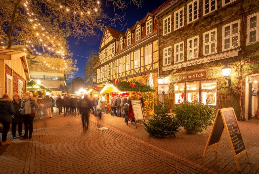 Hannover: Christmas Time Walking Tour - Market Church and the first real Christmas setting