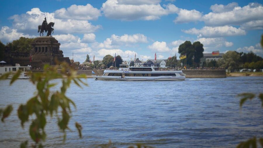 Koblenz: Christmas Boat Tour with Mulled Wine - The first views: Deutsches Eck and the Moselle mouth