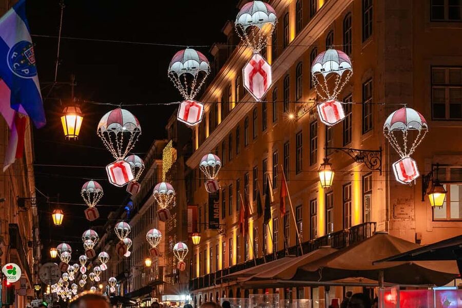 Lisbon: Christmas Flexible Walking Tour - Starting beneath the Christmas tree at Praça do Comércio