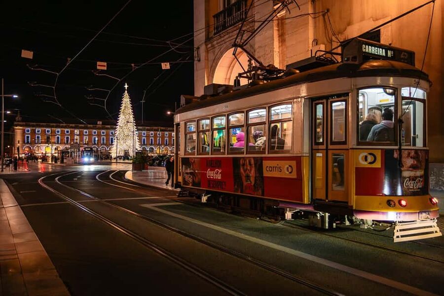 Lisbon: Christmas Flexible Walking Tour - Rua do Carmo and the Santa Justa choice