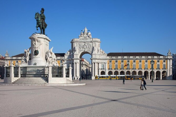 Lisbon: Fireworks, Music and Open Bar in New Year's Eve Cruise - Key points to know before booking