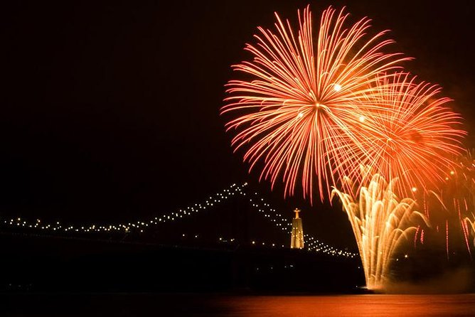 Lisbon: Fireworks, Music and Open Bar in New Year's Eve Cruise - Boarding at Spanish Dock at 11 p.m.