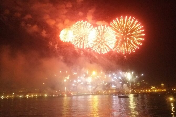 Lisbon: Fireworks, Music and Open Bar in New Year's Eve Cruise - Music, mood, and what this boat is really like