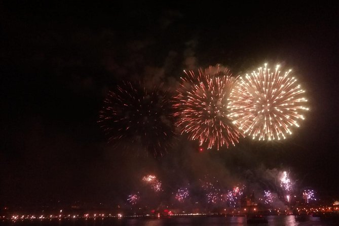 Lisbon: Fireworks, Music and Open Bar in New Year's Eve Cruise - Praça do Comércio and Lisbon’s lit waterfront