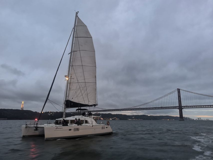 Lisbon: New Year's Eve Tagus River Cruise with Open Bar - Leaving from Blue Skipper Snacks & Drinks in Alcântara
