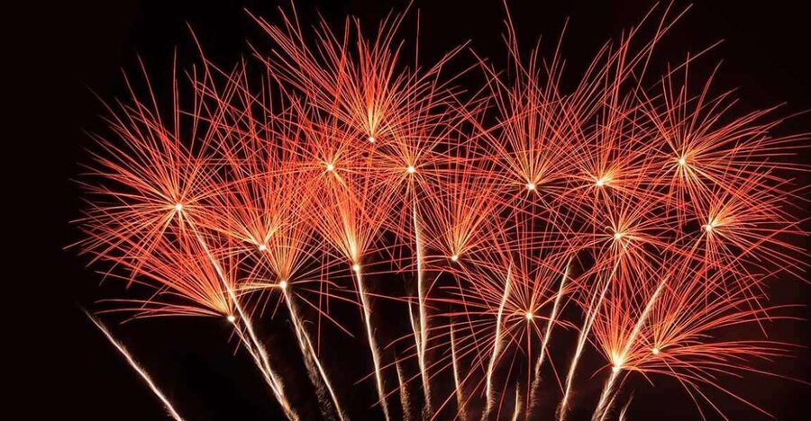 Lisbon: New Year's Eve Tagus River Cruise with Open Bar - Reaching Commerce Square before midnight