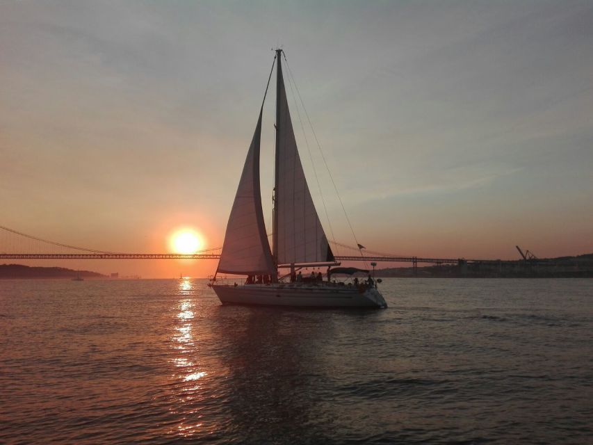 Lisbon: New Year's Eve Tagus River Cruise with Open Bar - Midnight fireworks, sparkling wine, and raisins