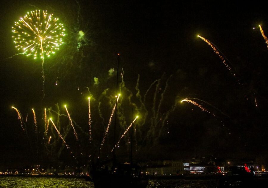 Lisbon: New Year's Eve with Live Dj Fireworks and Open Bar - Why the Tagus is the setting that makes this party work