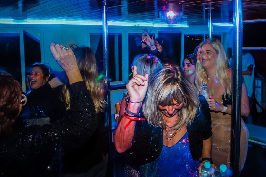 Lisbon: New Year's Eve with Live Dj Fireworks and Open Bar - Praça do Comércio and the first look at the fireworks area