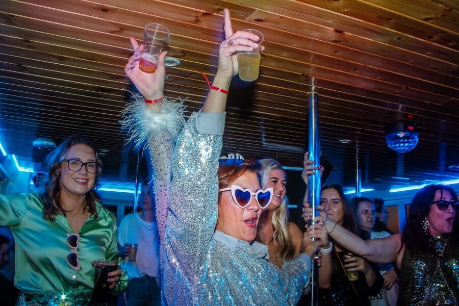Lisbon: New Year's Eve with Live Dj Fireworks and Open Bar - Passing the 25 de Abril Bridge