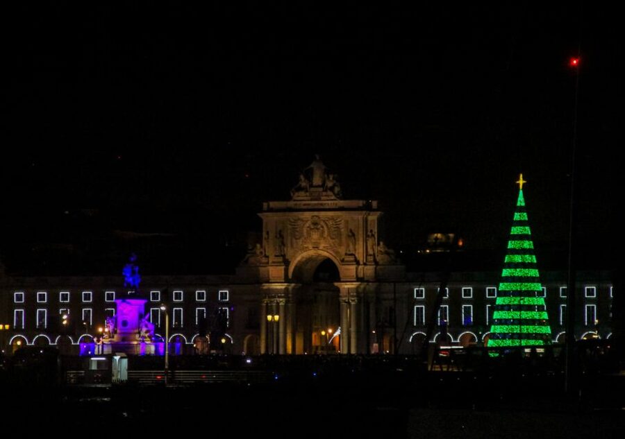 Lisbon: New Year's Eve with Live Dj Fireworks and Open Bar - Midnight with champagne over the river