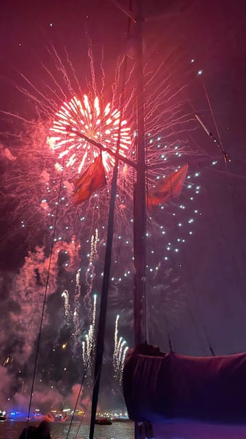 Lisbon: New Year's party on sailboat tour 2026 to 2027 - Alcântara Dock gate 2: the practical start