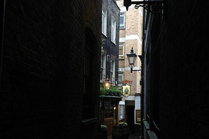 London Christmas Carol & Charles Dickens Small Group Walking Tour - What the small group changes