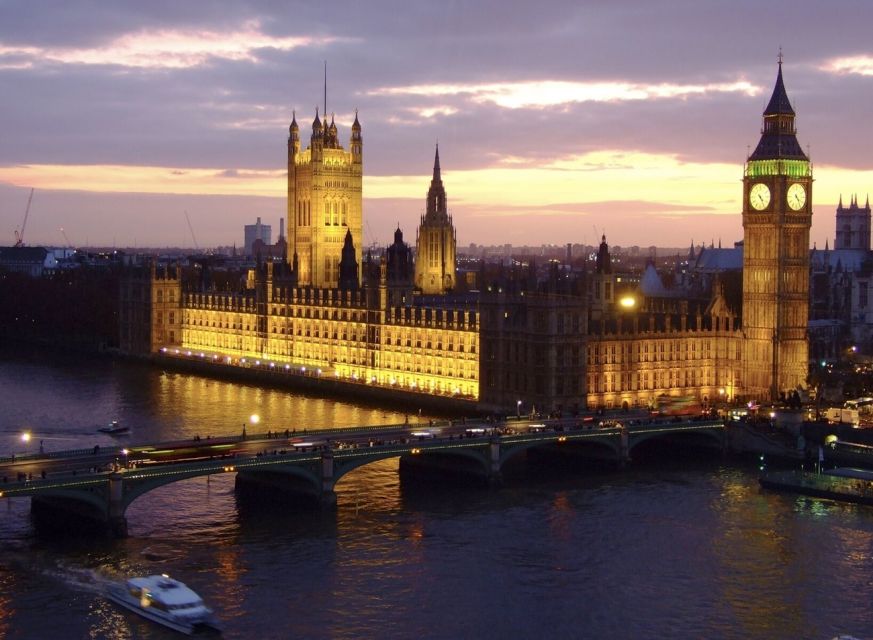 London: Christmas Eve City Tour with Dinner & Midnight Mass - A three-course Christmas dinner in Covent Garden