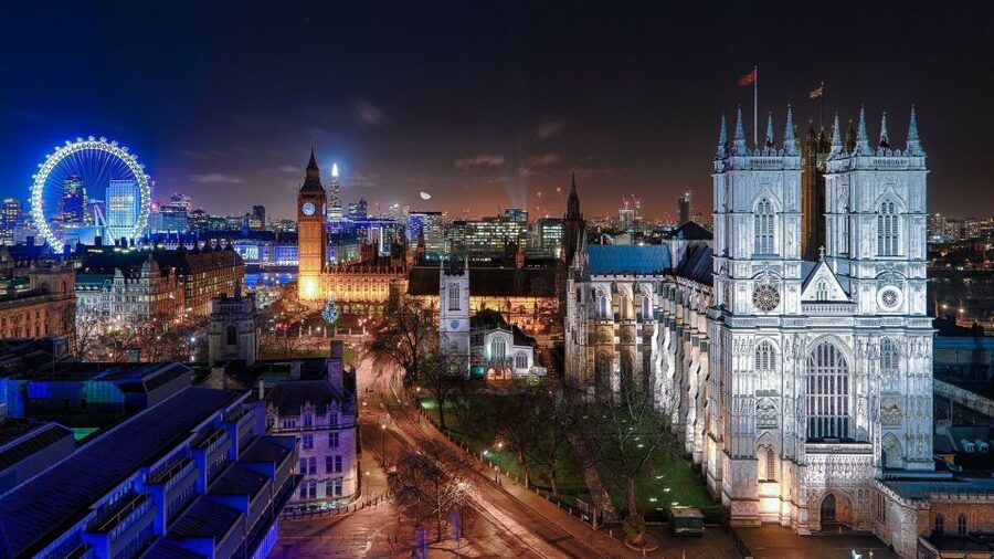 London: Christmas Eve City Tour with Dinner & Midnight Mass - The guide can make or break the evening