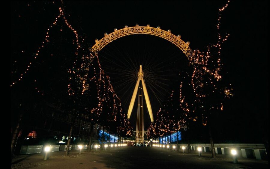 London: Christmas Eve City Tour with Dinner & Midnight Mass - Luxury coach travel, with a few limits