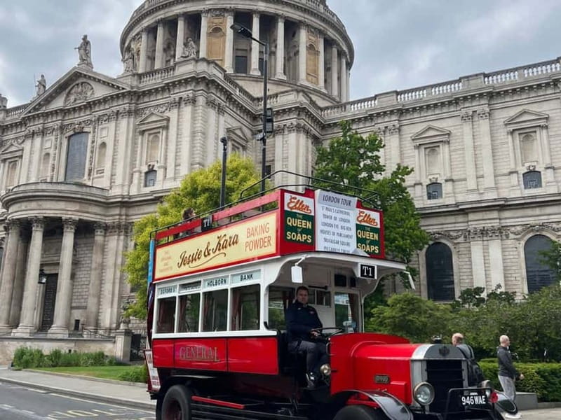 London: Christmas Lights & Bites Tour - Small bites, hot drinks, and Christmas music