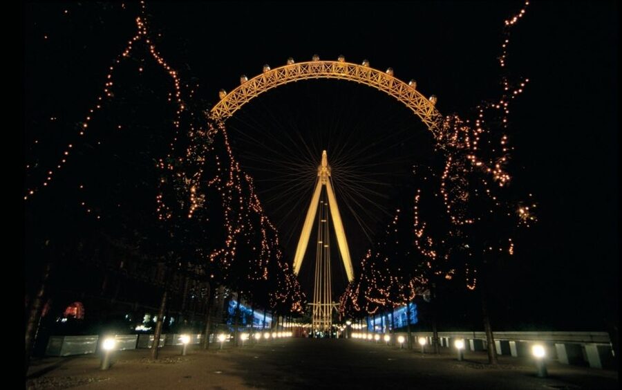 London: Christmas Lights Bus Tour With Live Guide - Seats, weather, and photography