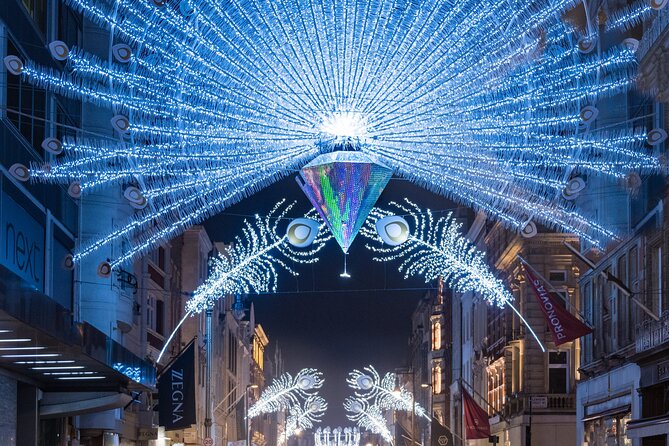 London Exclusive Christmas Lights Guided Tour by Black Cab - The guide makes the difference