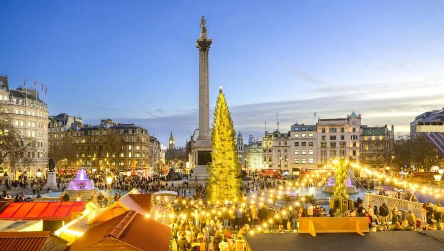 London: North Pole Express Tour with Santa & Festive Fun - Hot chocolate, cookies, blankets, and hats