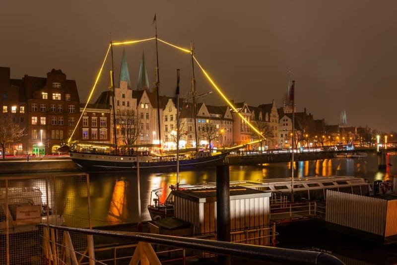 Lübeck: Christmas Market and Historical City Tour - The Town Hall market and Lübeck’s trading past