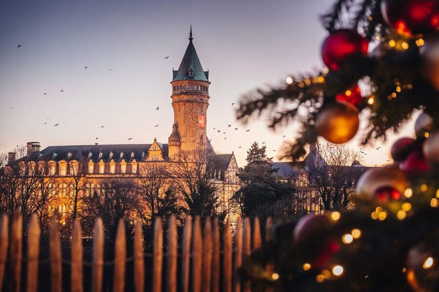Luxembourg: Christmas Market Food Tour with Tastings - Local sausages and Christmas market comfort food
