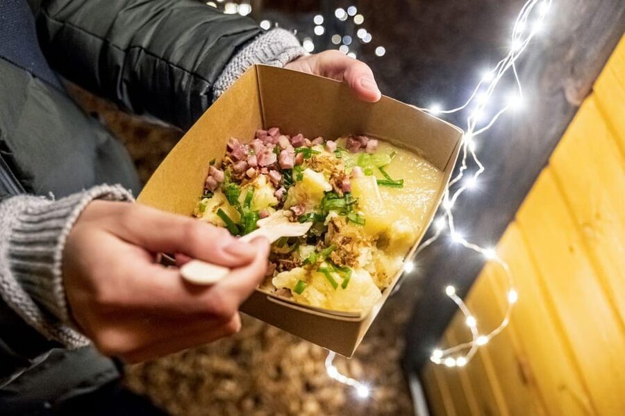 Luxembourg: Christmas Market Food Tour with Tastings - What the three-hour walk feels like