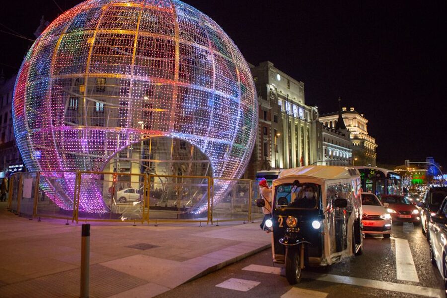 Madrid: Private Christmas Lights Tour by Eco Tuk-Tuk - What the guide adds to the ride
