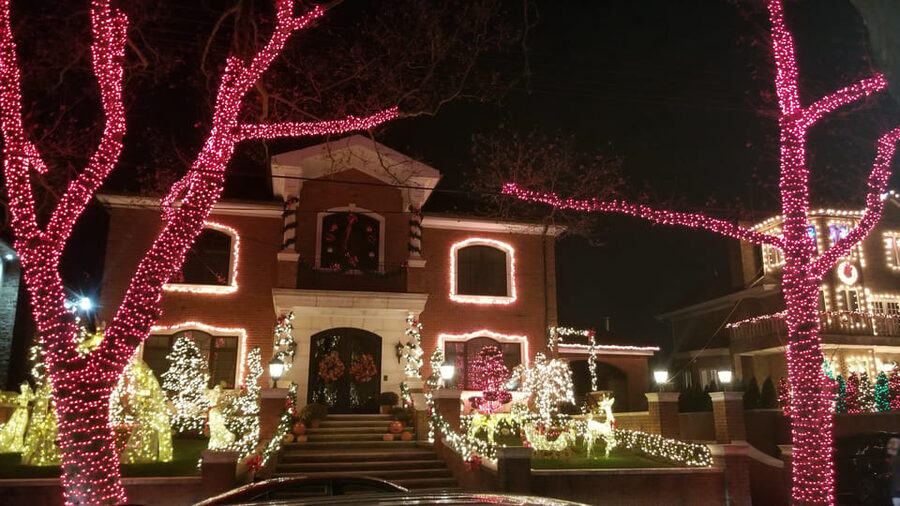 Magnificent Christmas Lights Tour of Dyker Heights Brooklyn - One hour among Dyker Heights decorations
