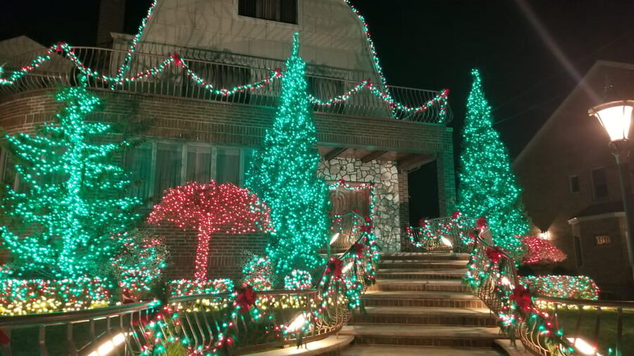 Magnificent Christmas Lights Tour of Dyker Heights Brooklyn - The short stop beneath Brooklyn Bridge
