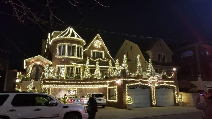 Magnificent Christmas Lights Tour of Dyker Heights Brooklyn - Leaving Midtown for Brooklyn