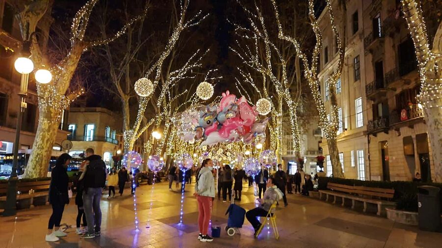Mallorca: Palma’s Winter Magic City Walk with Christmas Glow - Palma’s Christmas lights set the scene