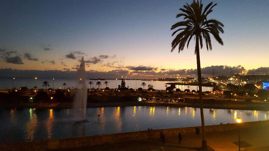 Mallorca: Palma’s Winter Magic City Walk with Christmas Glow - The dusk walk through Palma’s old town