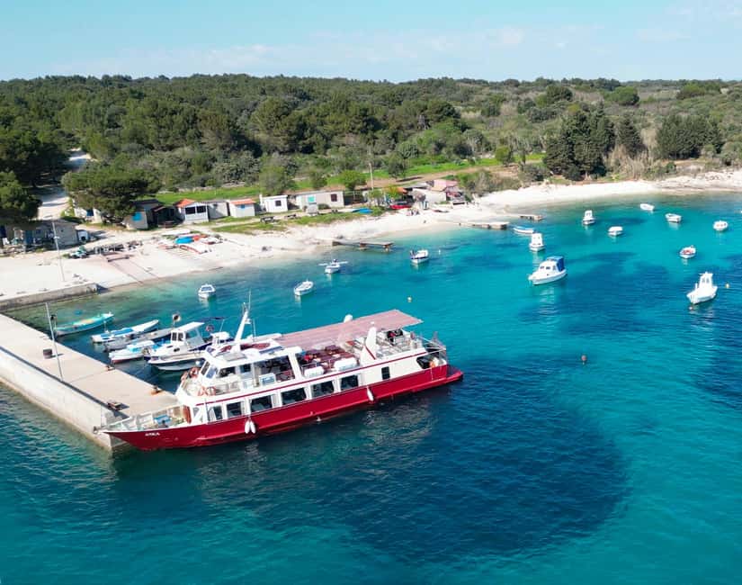 Medulin: Christmas Boat Trip with Lunch and Drinks - Why this Medulin Christmas cruise is different