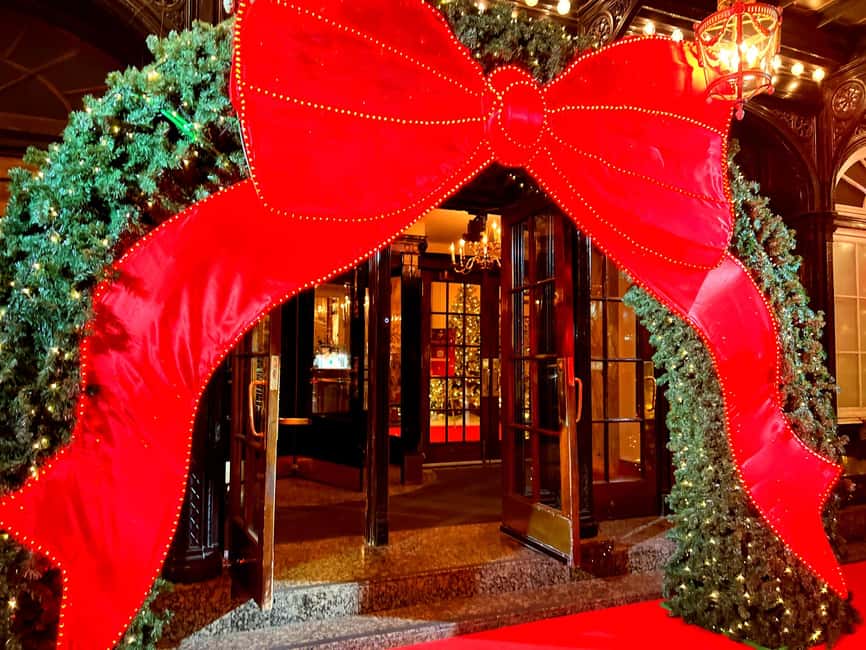 Montreal: Christmas Lights Private Walking Tour - Starting at the Museum of Fine Arts