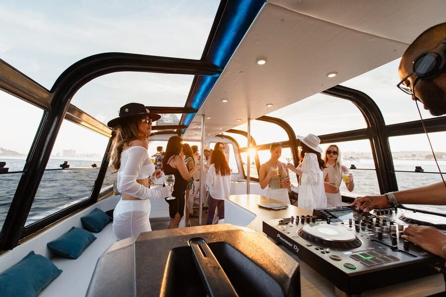 New Year’s Eve Luxury Boat – DJ, Buffet & Open Bar - Lisbon’s landmarks from the water