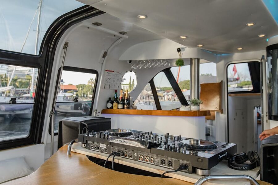 New Year’s Eve Luxury Boat – DJ, Buffet & Open Bar - Final verdict: a polished splurge with a strong midnight payoff