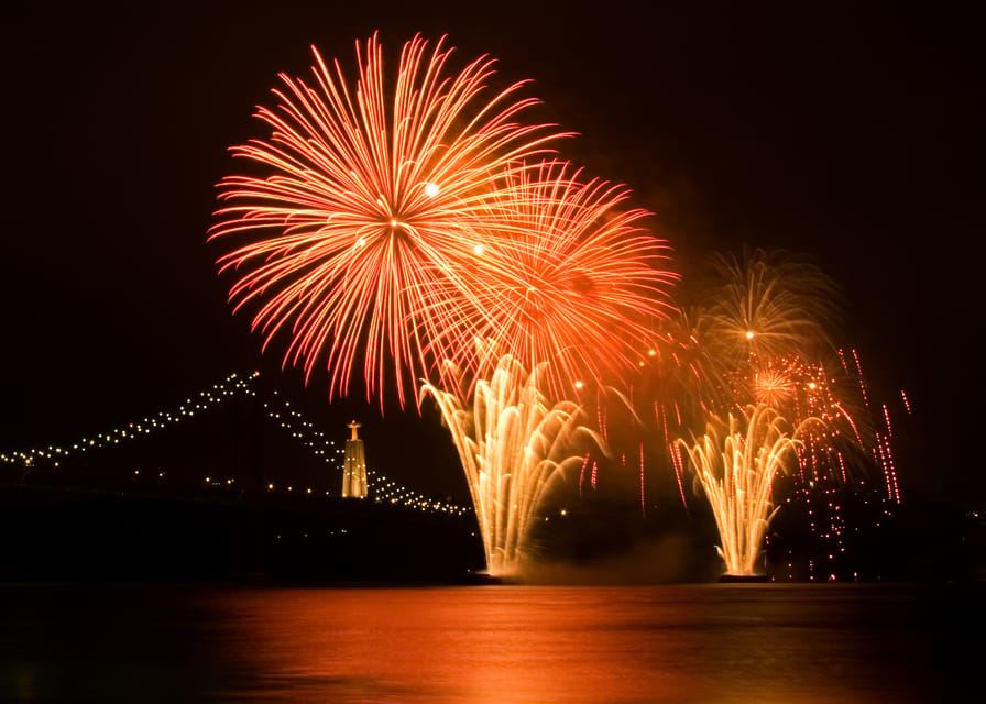 New Year’s Eve Luxury Boat – DJ, Buffet & Open Bar - Three hours of music, food, and river views