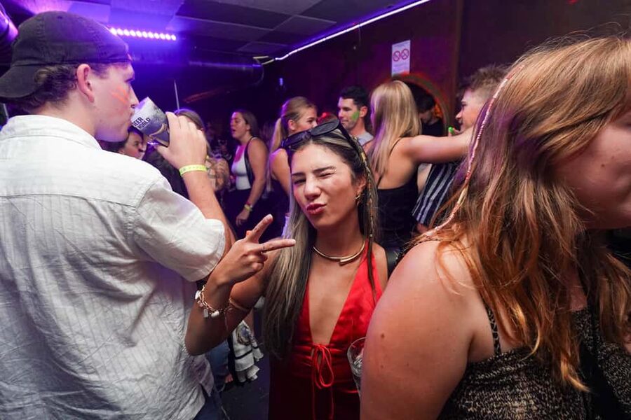 New Year’s Eve Party: Pub Crawl Nice with VIP Entry in Club - Value: what you are really paying for