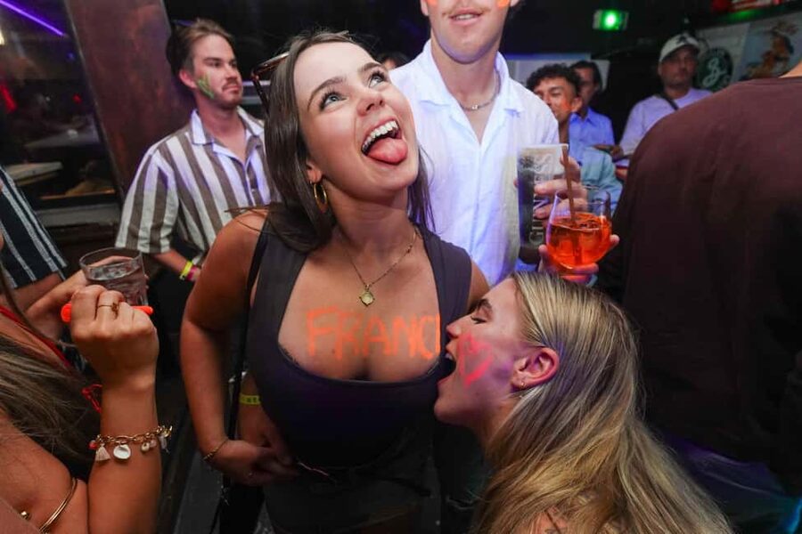 New Year’s Eve Party: Pub Crawl Nice with VIP Entry in Club - Meeting point and practical planning