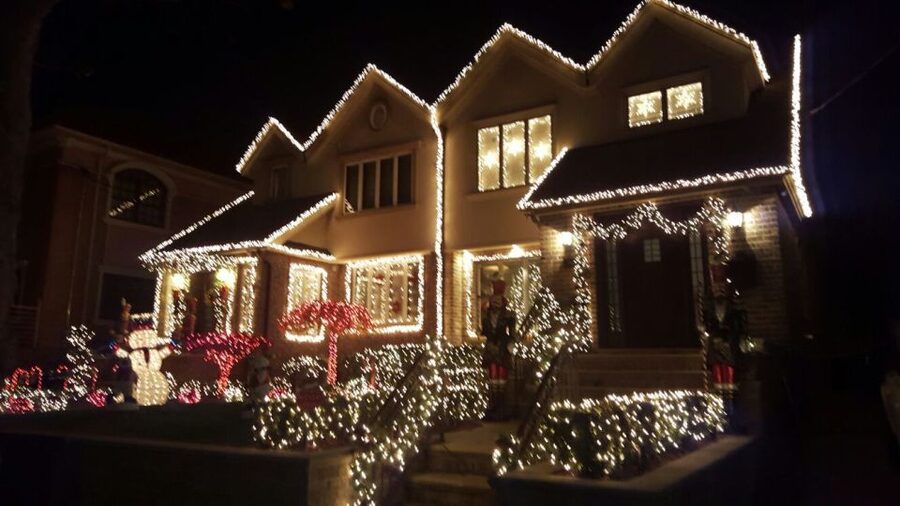 New York City: Dyker Heights Christmas Lights Tour - DUMBO, the Manhattan Bridge, and the short photo stop