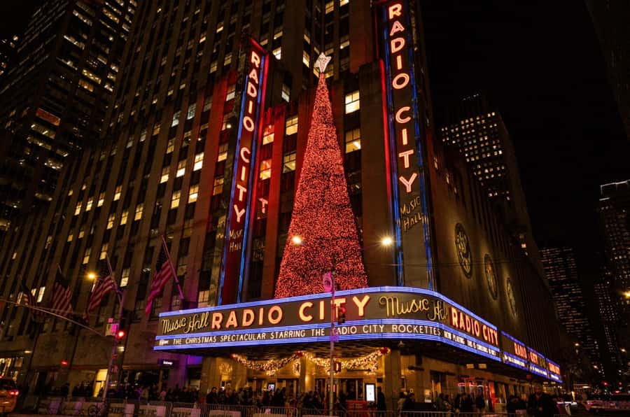 NYC: Christmas Holiday Guided Walking Tour with Dessert - Bryant Park Winter Village and a sweet finish