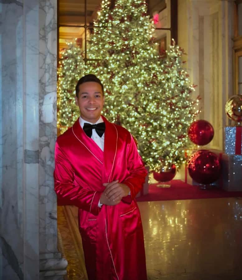 NYC: Christmas Holiday Guided Walking Tour with Dessert - Booking details worth knowing