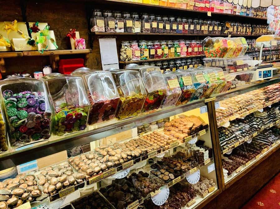 NYC: Christmas Holiday Guided Walking Tour with Dessert - St. Patrick’s Cathedral and St. Thomas Church