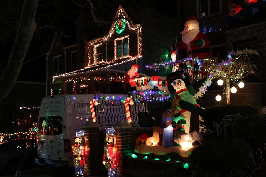 NYC: Christmas Lights Dyker Heights, Bay Ridge and DUMBO - Bay Ridge gives you a quieter first look