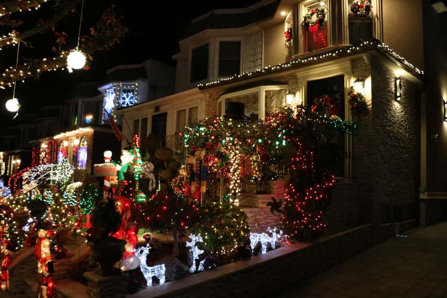 NYC: Christmas Lights Dyker Heights, Bay Ridge and DUMBO - The 50-minute walk through Dyker Heights